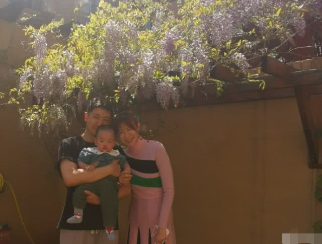 李艾晒老公儿子，灯泡依偎在爸爸怀里撒娇，小眼神委屈巴巴萌翻