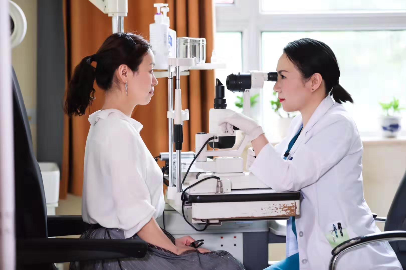 低度近视为什么不介意做近视手术,低度近视不手术还能恢复吗