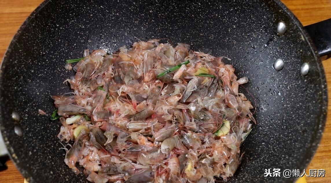 剥完虾仁，壳儿不要扔，这样简单一做，比浓汤宝还鲜，简单又好学