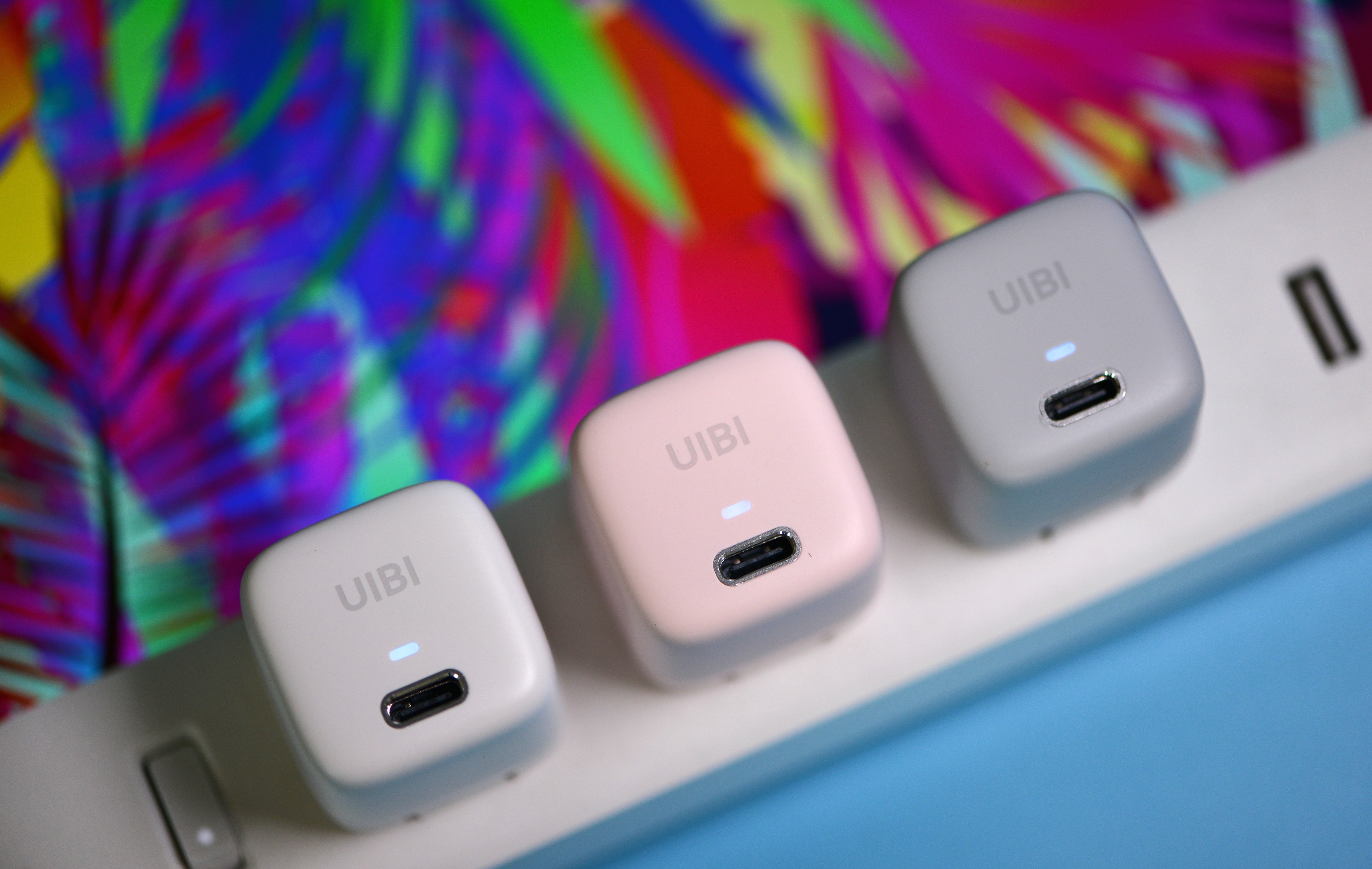 视觉清凉、温婉圆润的“小冰块”——UIBI柚比迷你快速充电器