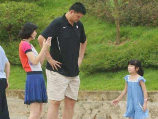 姚明与他十岁女儿的身高,女版姚明14岁女孩身高2米26轰42分