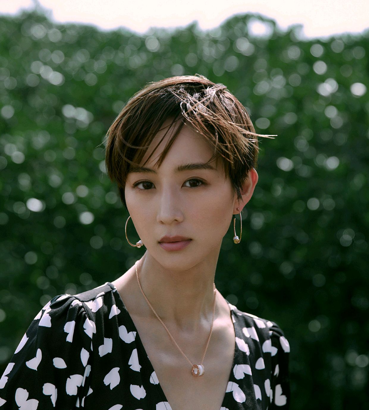 张钧甯很会穿，身穿格子套装搭配一双“老爹鞋”，干练又帅气