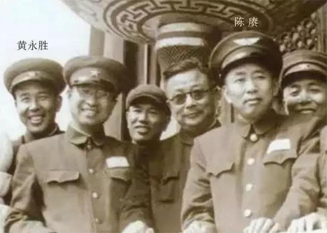 开国上将开饭店，客人吃饭霸王餐，给战友免单，酒楼硬生生被吃垮