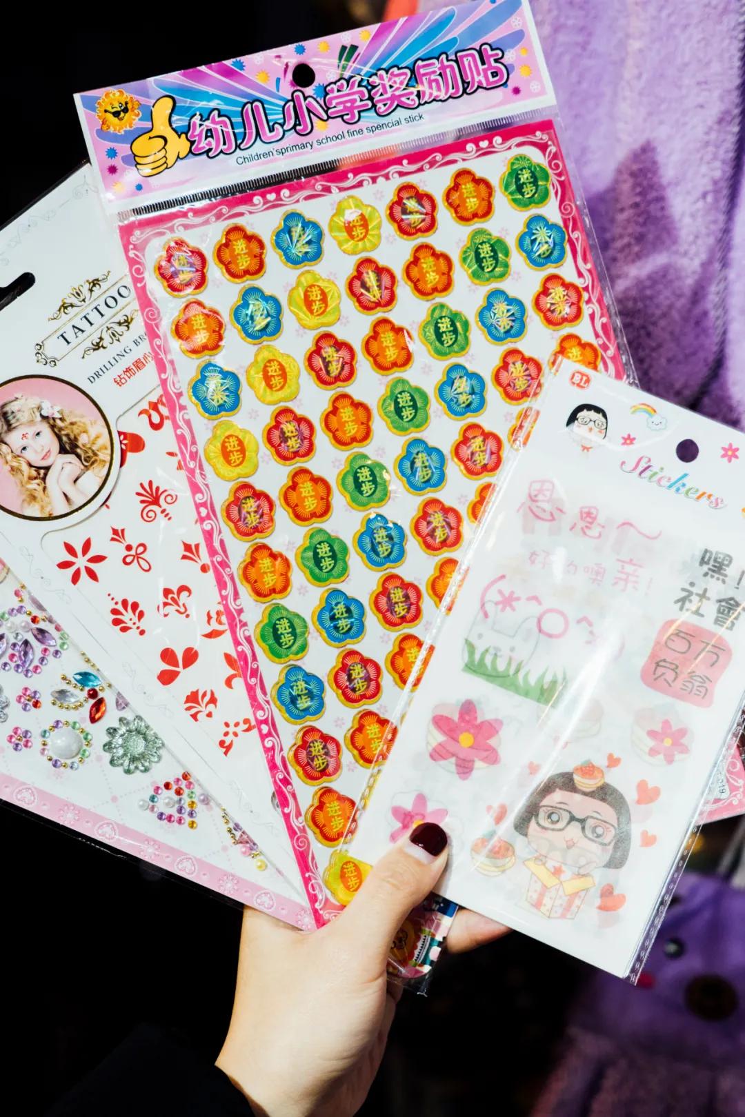 活着的两元店,2块钱能买啥?