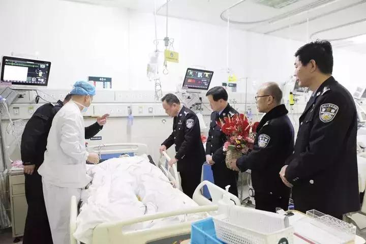22岁辅警被车撞倒拖行怎么判刑,22岁辅警执勤中被撞拖行后续