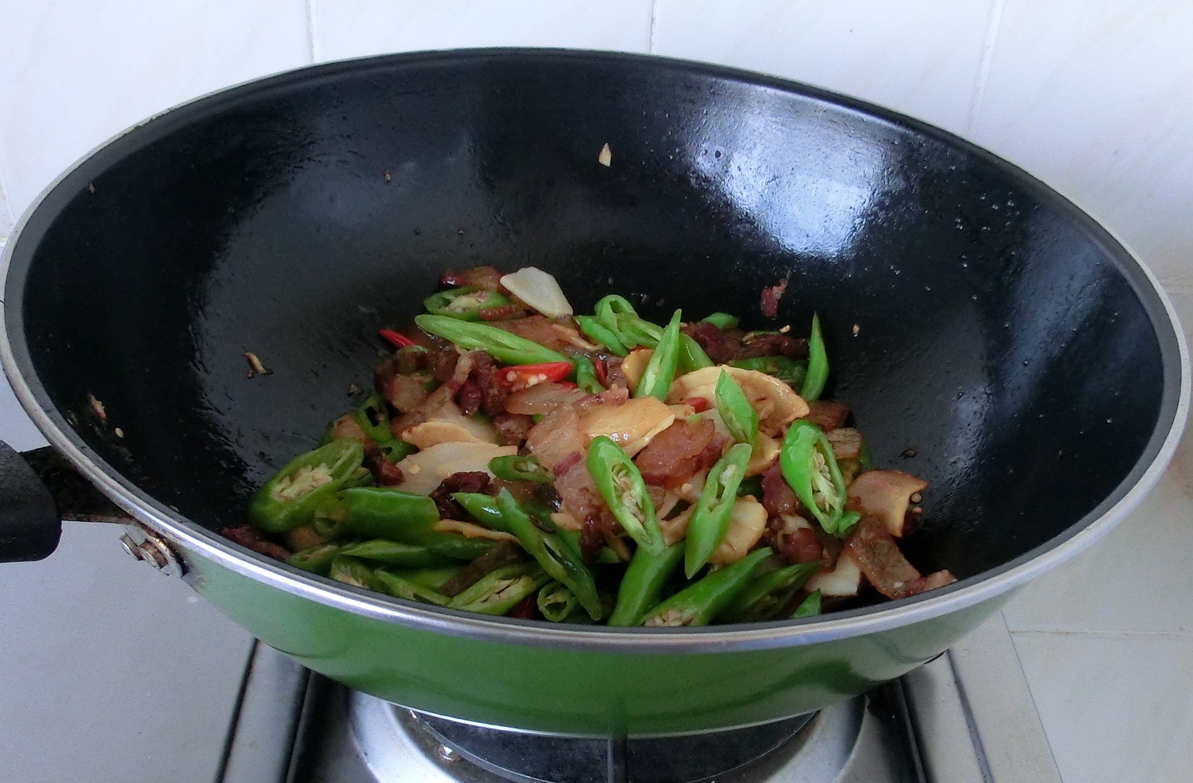 炒腊肉不要直接下锅,炒腊肉时不能洗净直接炒