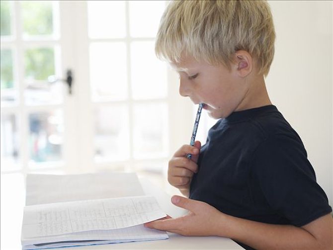 孩子做作业老是咬铅笔怎么办,一年级孩子上课写字老咬铅笔