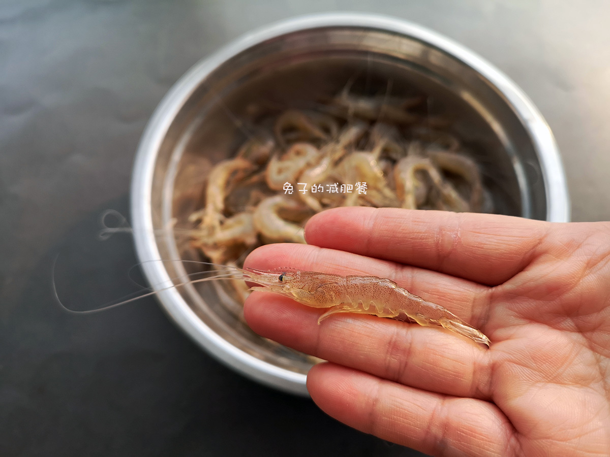 春天的紫根韭菜好吃不贵，和小虾炒一炒，比带鱼鲜，老爸的下酒菜