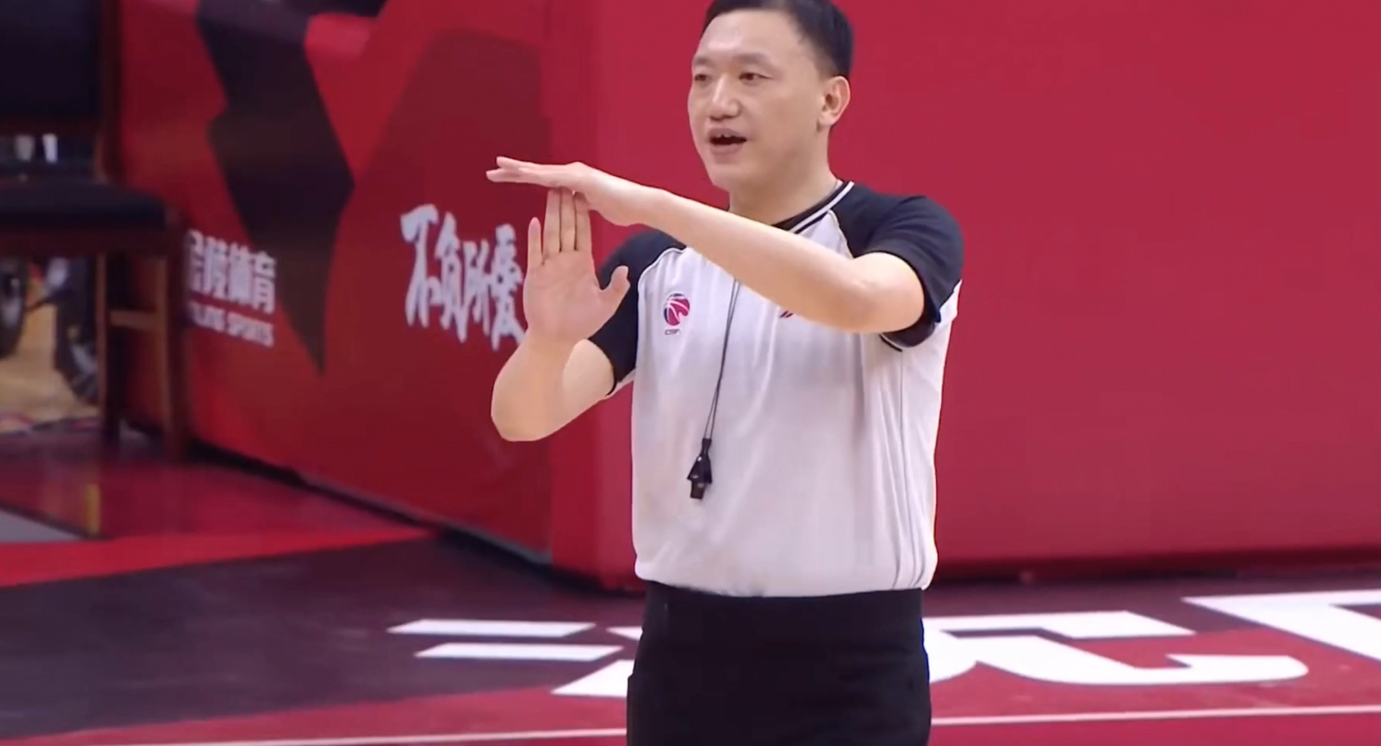 郭艾伦说杨鸣已经上一回热搜,杨鸣捂郭艾伦嘴原声