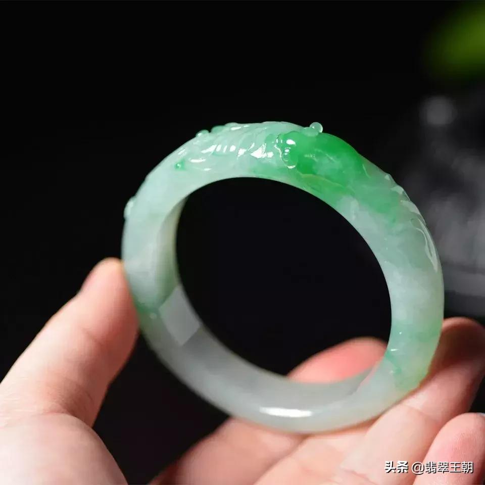 鉴赏|翡翠手镯：佩戴期丰岁，年年庆有余