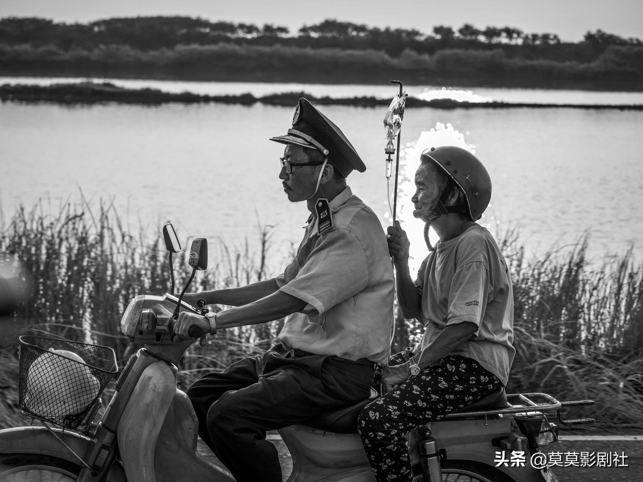 为何他眼睑低垂，是佛还是娼妓——《大佛普拉斯》的黑色幽默