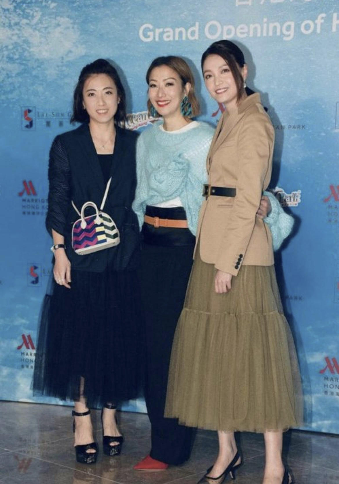 甘比穿金色印花连衣裙裸妆亮相,40岁甘比穿搭