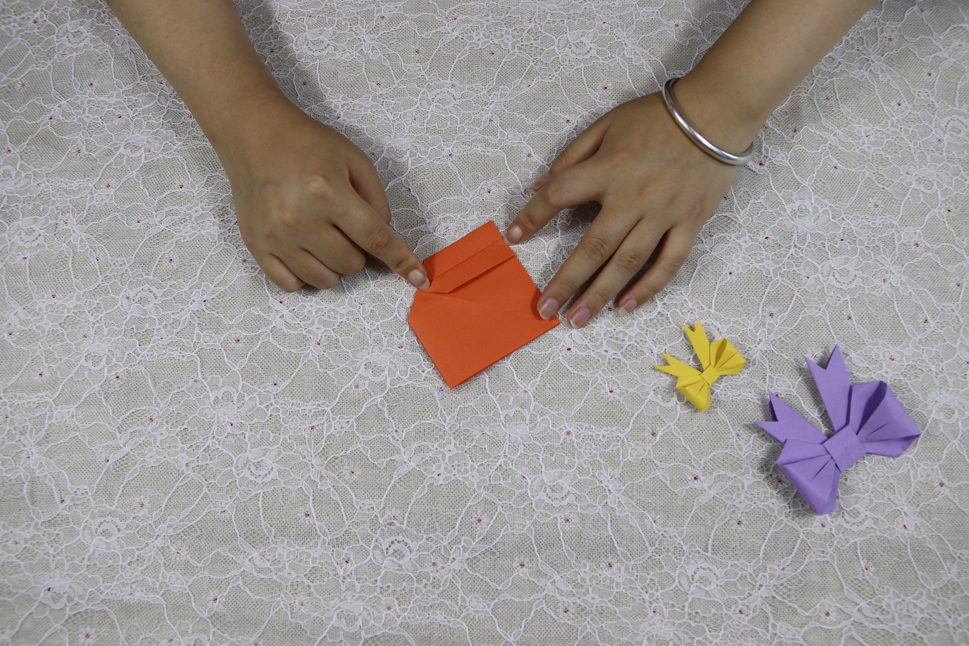 蝴蝶结的折法又小又好看不用剪刀,蝴蝶结折法简单不用剪刀