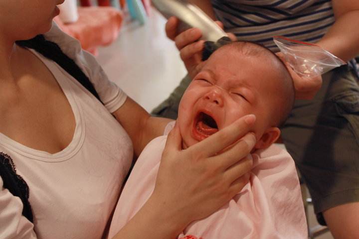 新生儿要不要剃光头,新生儿一定要剃满月头发吗