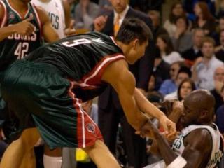 男篮打架高手盘点，巩晓彬最硬朱芳雨一战成名，李楠军体拳成典范