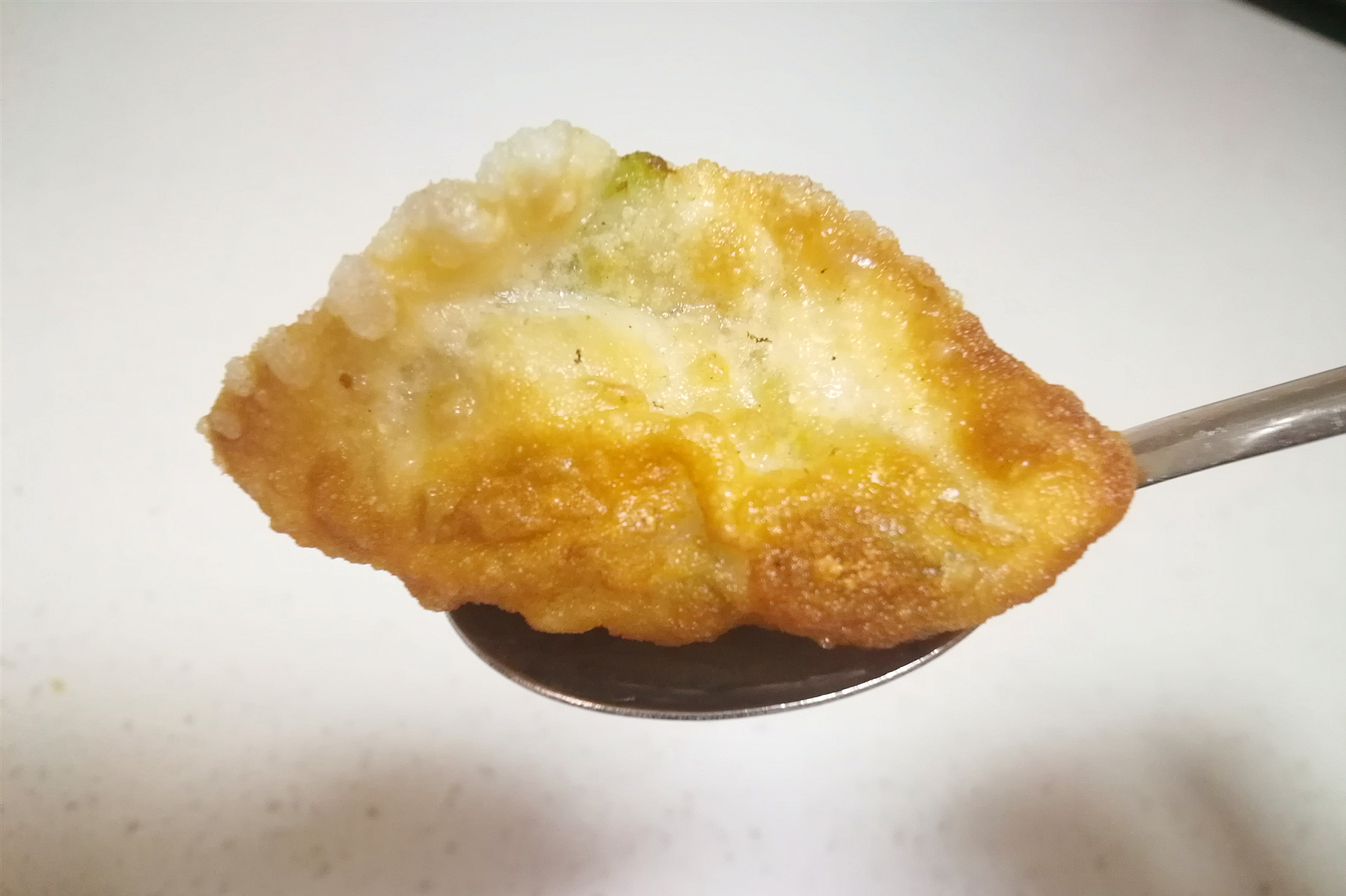 剩饺子怎么做成鸡蛋煎饺,饺子吃不完怎么办