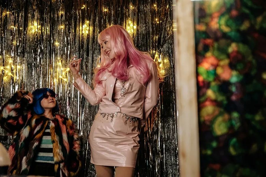 一个低胸性感女王,私底下想活得更严肃和朴素