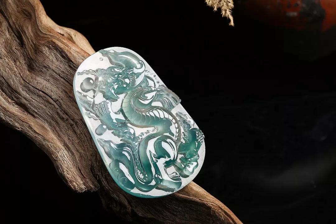 翡翠车挂件的寓意,翡翠蝙蝠挂件寓意