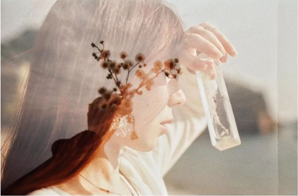 拍照尴尬怎么化解,拍照不自然不上镜的解决办法