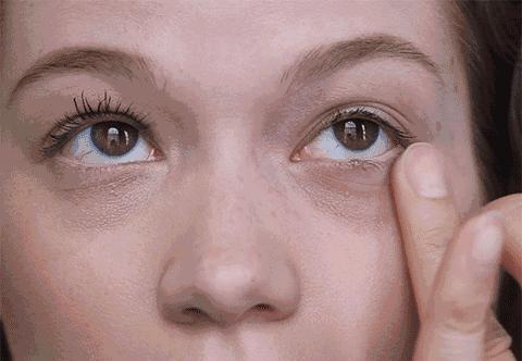 淡化眼纹黑眼圈的方法,女人眼睛看起来很显老要怎样调理