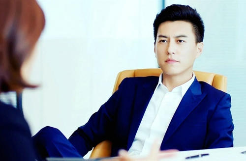 他曾是“职场男神”，娶“北电才女”李佳，今一家四口其乐融融