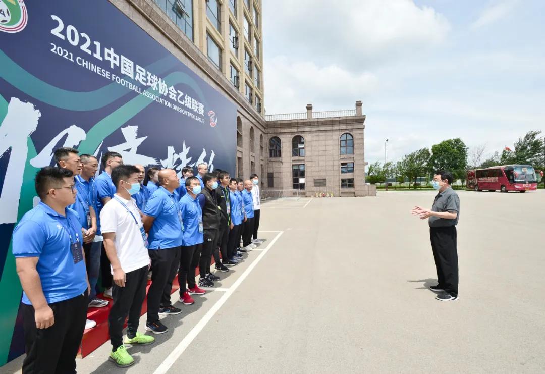 云南省体育局副局长张晓憬考察调研2021中乙联赛泸西赛区