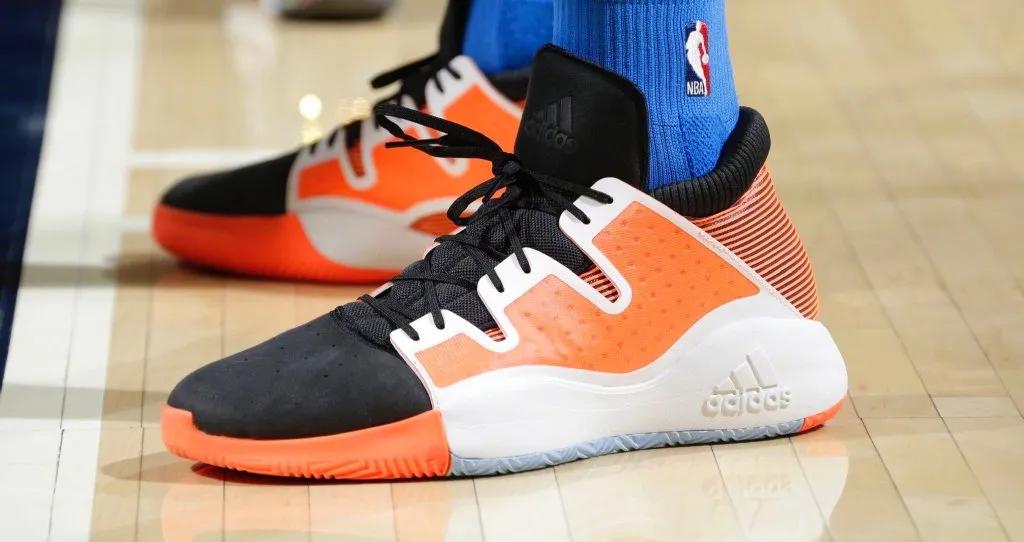 施罗德篮网上脚球鞋,施罗德上脚欧文球鞋