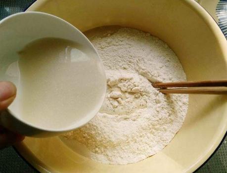 怎样炸油条又软又蓬松国宴油条,炸油条的技巧和配方酥脆