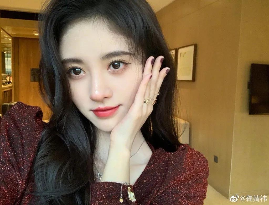 鞠婧祎有没有精修图漂亮,原来鞠婧祎的美貌全靠精修