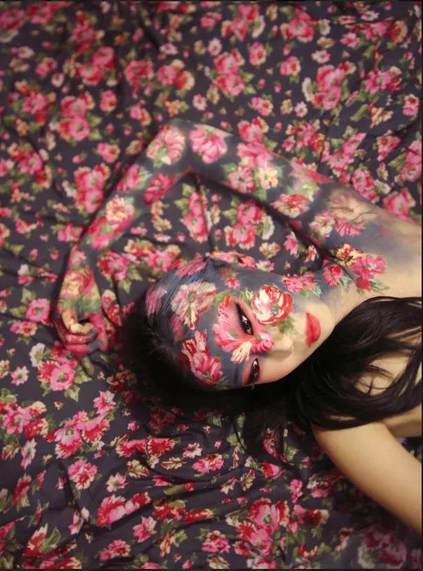 她在画画,神奇的视觉错觉画画