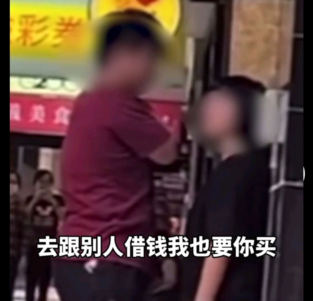 台湾：向男友要万元化妆品被拒，女子当街甩巴掌：借钱也要给我买