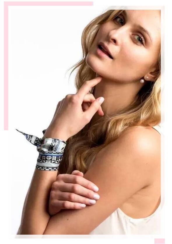 丝巾有哪些时髦又高级的搭配,简单丝巾穿出高级感