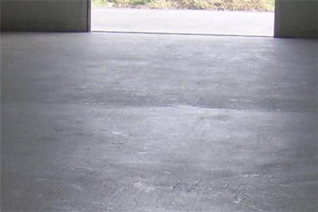 水泥地面潮湿能用地面漆吗,下雨家里水泥地面潮湿什么原因