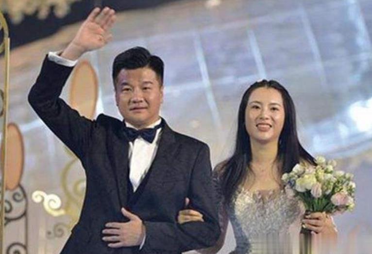 43岁前国足悍将，现为球队副经理，曾交往2名女星，现任貌美如花