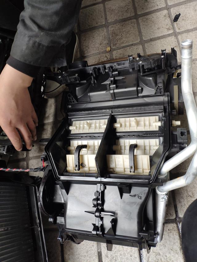 奔驰r350发动机后部漏水维修案例,奔驰r350最外侧水箱怎么拆解