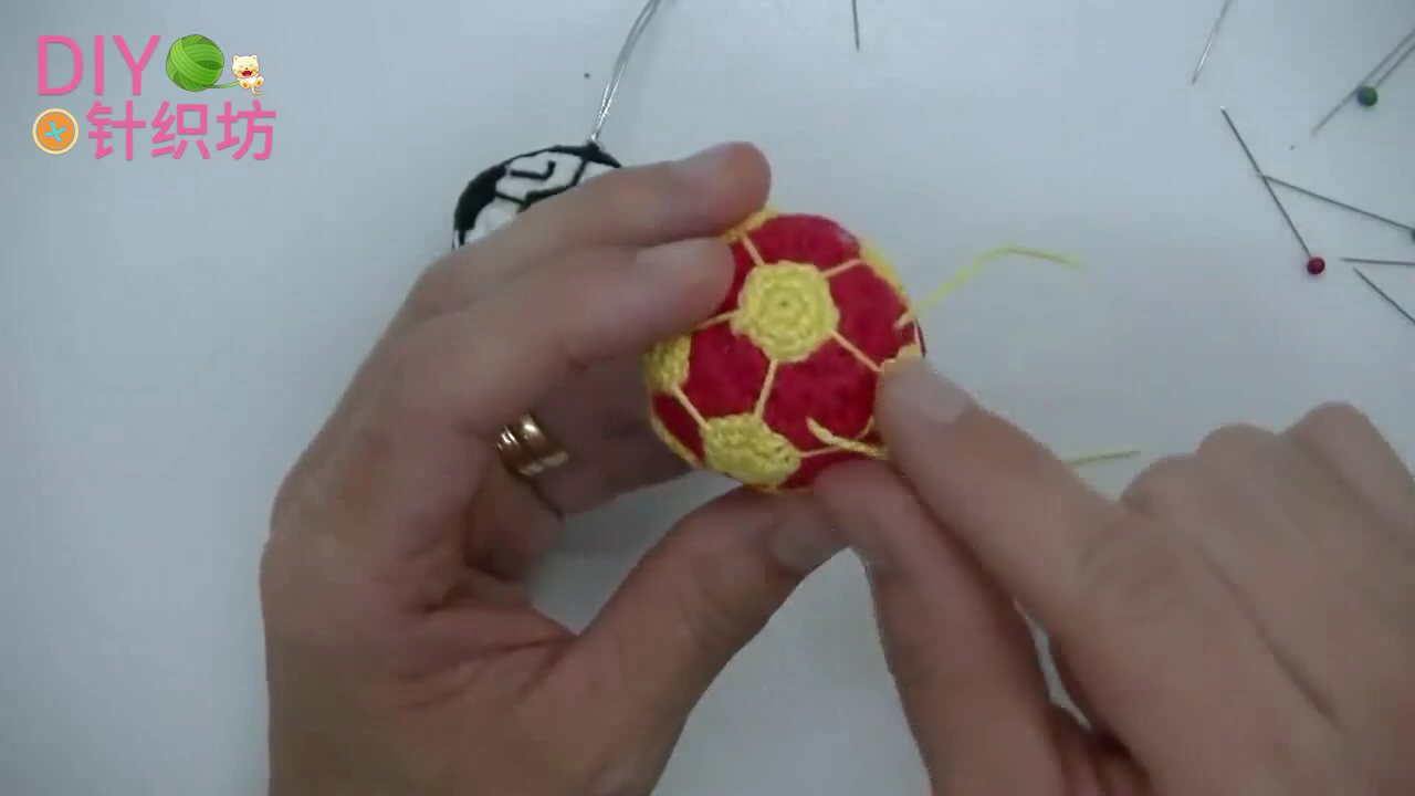 足球钥匙链小挂件,足球珠子编织钥匙扣