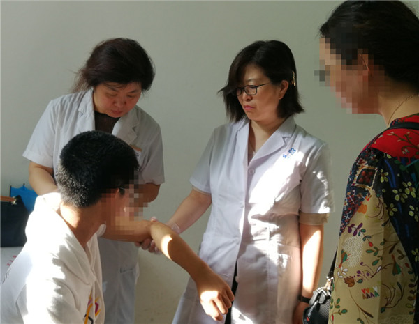 健康扶贫义诊进乡村,健康扶贫下基层义诊暖人心