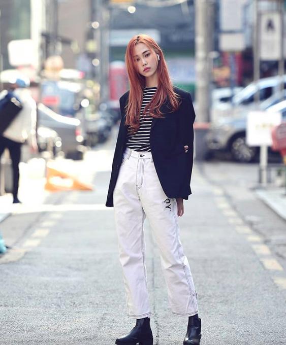 韩国街拍小姐姐穿牛仔外套,韩国时尚穿搭小姐姐上衣裤子