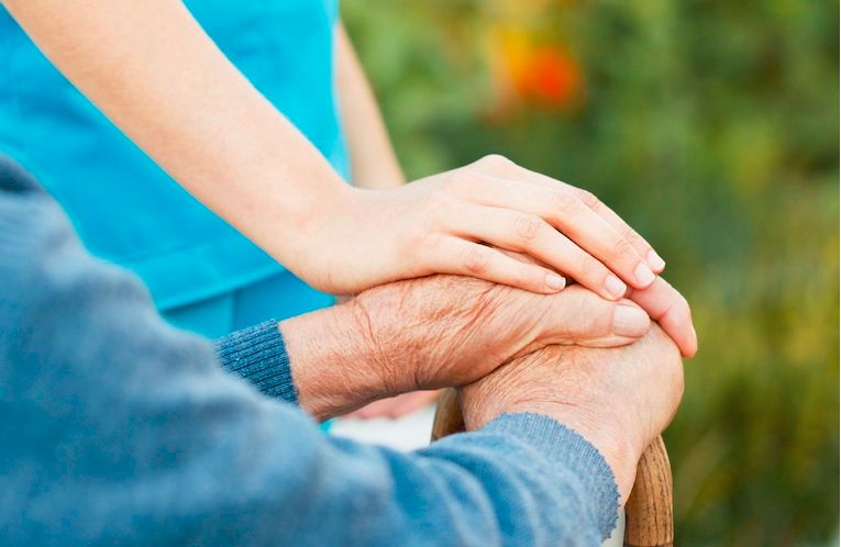 父母海外养老,父母在不远游远游必有方