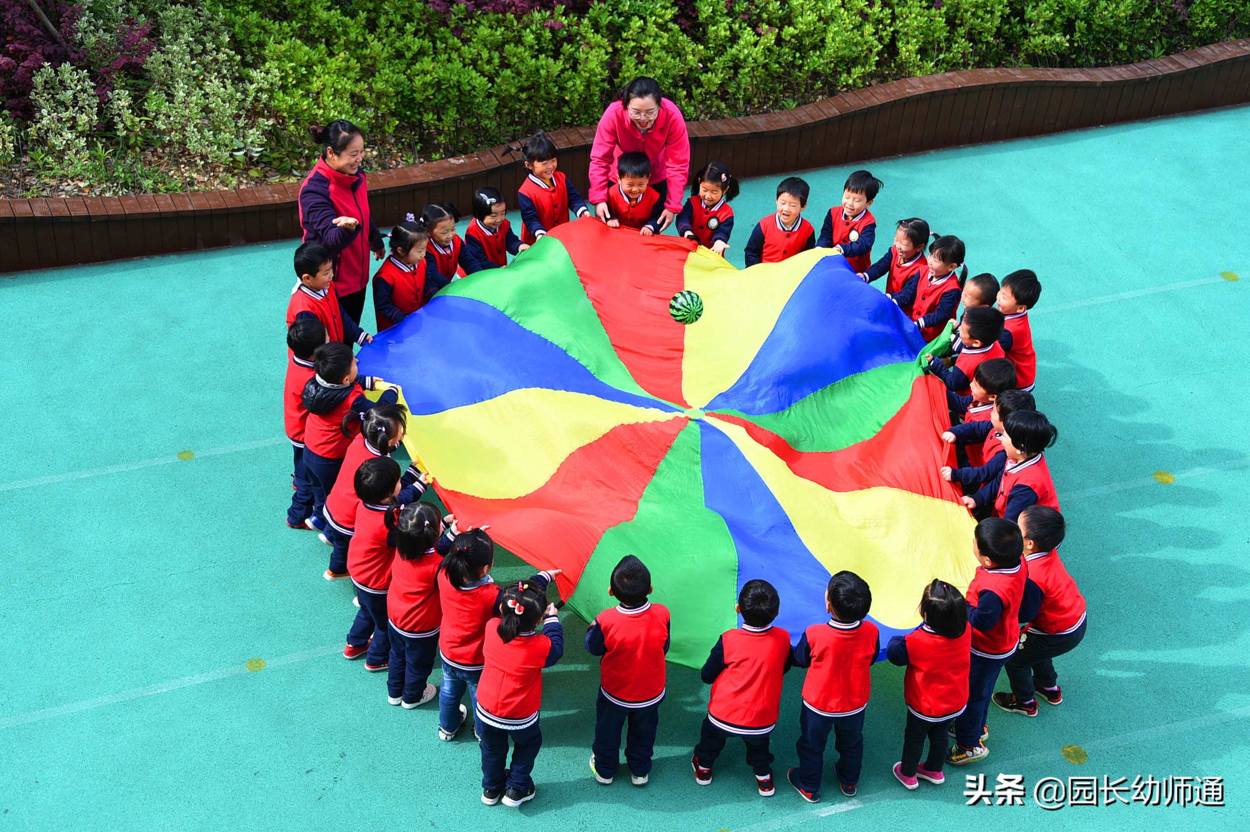 适合幼儿园大班孩子玩的体育游戏,幼儿园体育游戏百变跳袋情景游戏