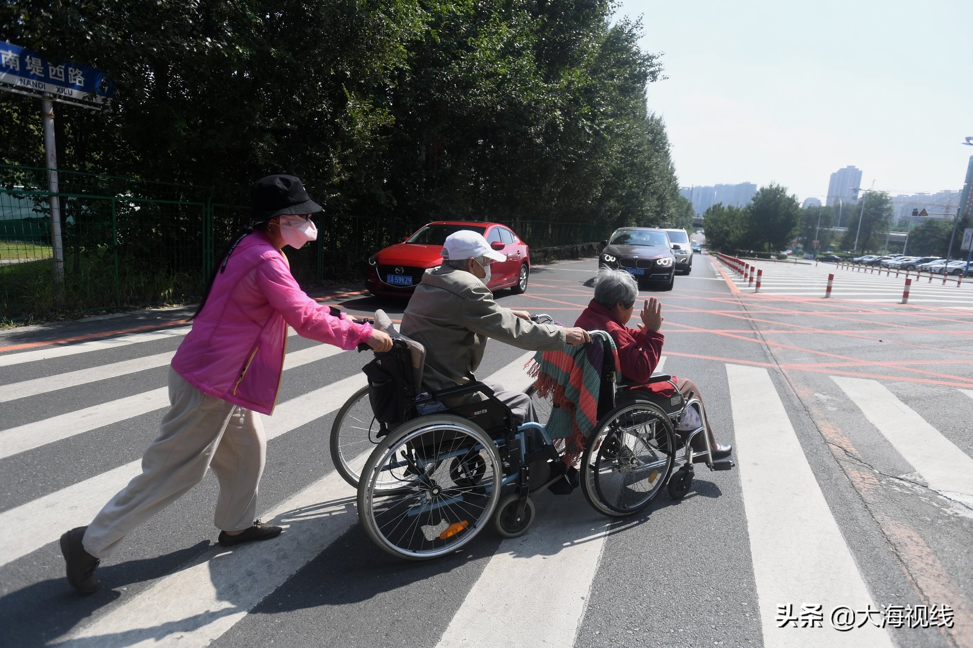 沈阳上演孝父敬母一幕任女士告诉你啥叫“我是你的腿”