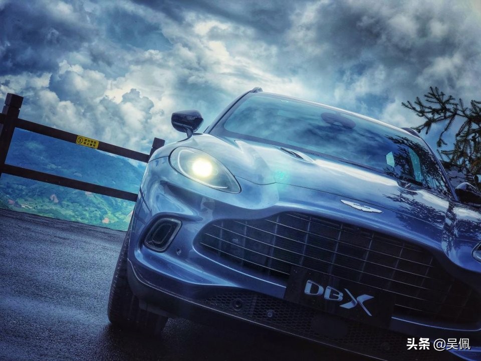 300万的阿斯顿马丁视频,阿斯顿马丁dbx2024款评测