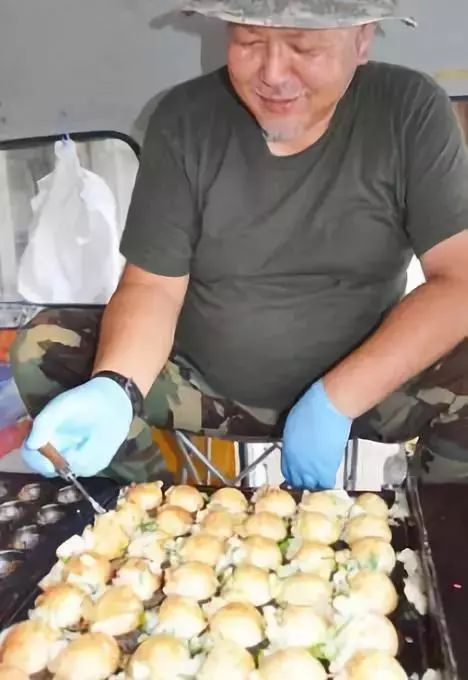 日本大阪街头摆摊章鱼烧,日本小孩自做章鱼烧