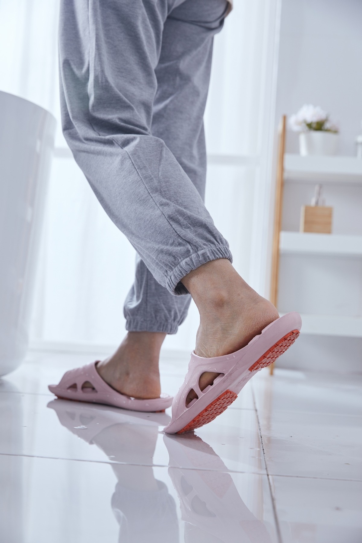 老人防滑拖鞋夏季女款,适合老人家的防滑拖鞋