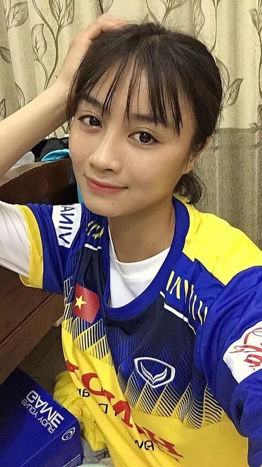 越南足球美女很火的,女足越南队