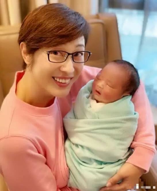 蔡少芬张晋新年全家福曝光，三胎儿子穿婴儿唐装亮相眯眯眼超可爱