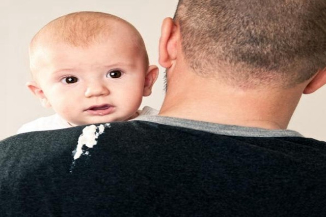 宝宝吐奶正常吗如何避免宝宝吐奶,宝宝一直吐奶什么原因该怎么办