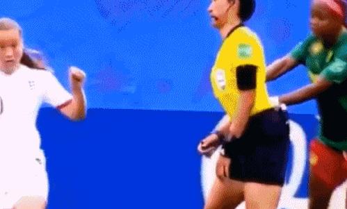 中国裁判被日本选手羞辱霸气回击,裁判微笑罚下喀麦隆球员