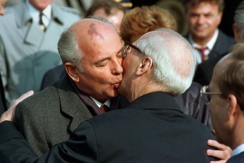 戈尔巴乔夫苏联解体事件,东欧剧变是由什么引起的