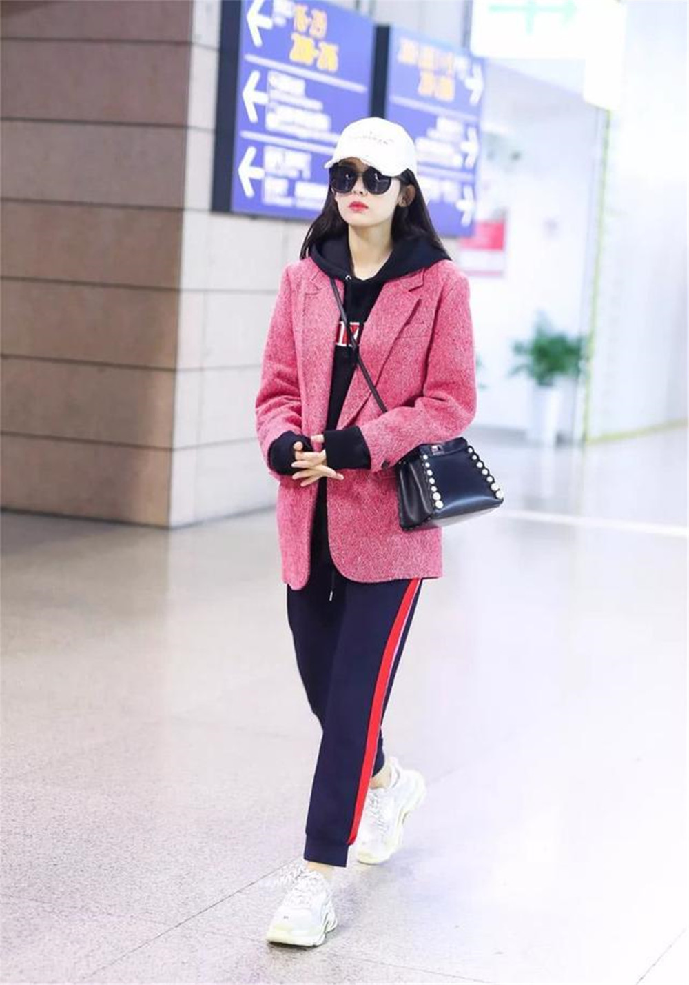 2020年流行的“运动裤”怎么穿?试试用这4款鞋子搭,时髦又显高